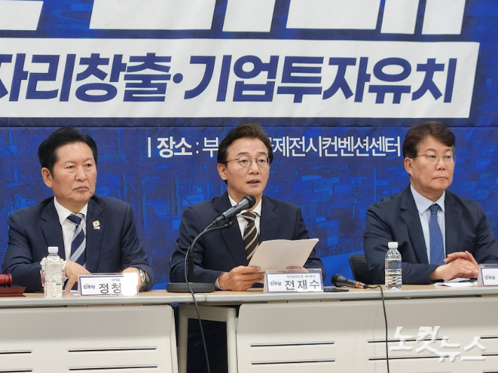 4일 오전 더불어민주당은 정청래 대표와 전재수 부산시장 후보, 하정우 부산 북갑 보궐선거 후보가 참석한 가운데 부산항 국제전시컨벤션센터에서 부산 현장 최고위원 회의를 열었다. 정혜린 기자