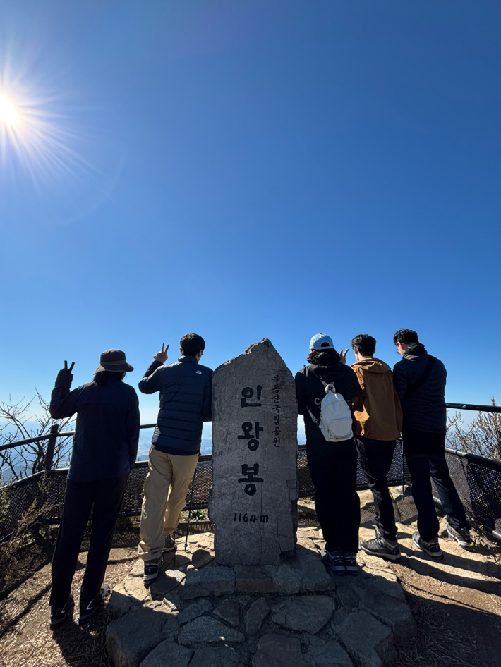 은둔형외톨이지원센터가 진행하는 자조모임에서 무등산을 오른 모습. 광주광역시 제공