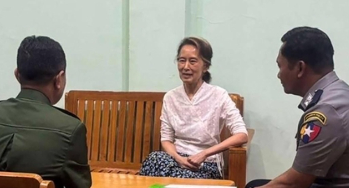 미얀마 정부가 지난달 30일(현지시간) 공개한 아웅산 수치 국가고문의 사진. 연합뉴스