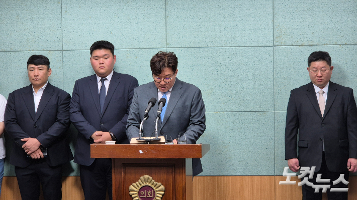민주당을 사랑하는 사람들 일동이 4일 전북도의회에서 기자회견을 하고 있다. 심동훈 기자