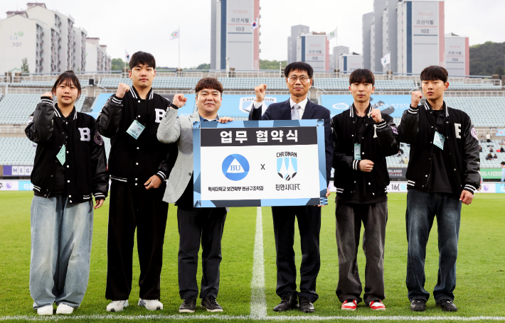 백석대 보건학부 응급구조학과 이명렬 주임교수(왼쪽 세번째)와 천안시티FC 김응일 단장(왼쪽 네번째), 백석대 응급구조학과 학생들이 기념촬영을 하고 있다. 백석대 제공