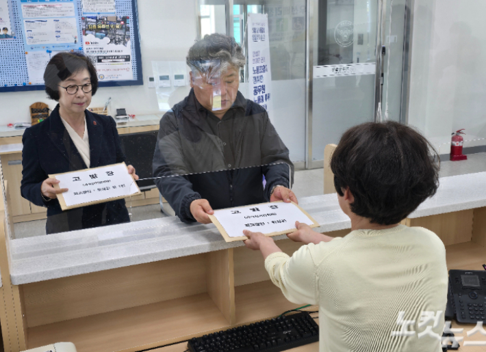 국민의힘 문성유 예비후보 선거사무소가 4일 오후 2시 제주경찰청 민원실을 찾아 공직선거법 위반 혐의로 더불어민주당 위성곤 예비후보를 고발하고 있다. 이창준 기자