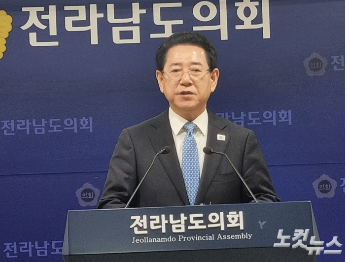 김영록 전 전남·광주 통합 특별시장 예비후보는 4일 오후 2시 30분 전남도의회 브리핑실에서 기자회견을 열고 "더불어민주당 특별시장 경선 과정에서 중대한 오류가 발생한 데에 대해 철저한 재조사와 함께 데이터 공개 그리고 실수를 인정한다면 경선 무효화 등 책임 있는 대책이 강구돼야 한다"고 촉구했다. 김형로 기자