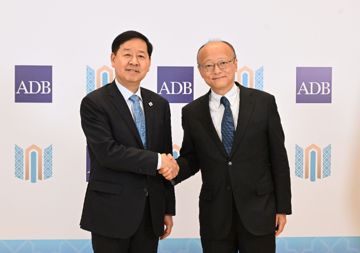 한·중·일 재무장관회의와 아세안+3(ASEAN+3) 재무장관회의 및 아시아개발은행(ADB) 연차총회 참석차 우즈베키스탄 사마라칸트를 방문 중인 구윤철(왼쪽) 부총리 겸 재정경제부 장관이 3일(현지시간) 콘글래서센터에서 칸다 마사토 아시아개발은행(ADB) 총재와 면담에 앞서 악수하며 인사를 하고 있다. 재정경제부 제공
