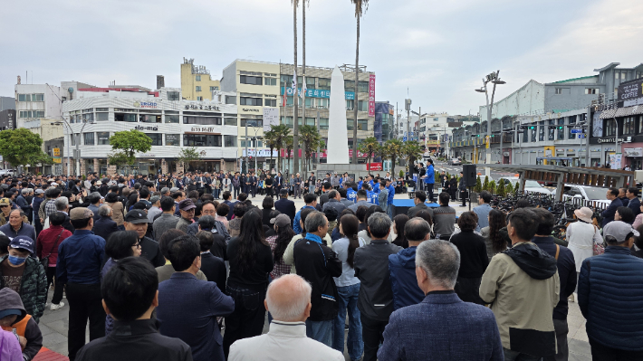 지난 2일 제주시 동문로터리 탐라문화광장에서 열린 한권 제주도의원의 재선 도전 정책발표와 선거사무소 개소식에 주민 1천여 명이 참석했다. 
