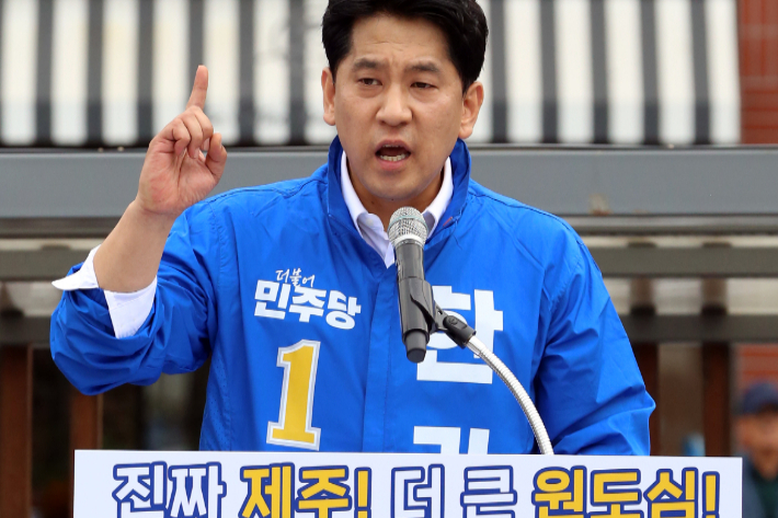 한권 제주도의원이 지난 2일 제주시 동문로터리 탐라문화광장에서 6.3 지방선거 정책발표와 선거사무소 개소식을 열었다. 한권 의원 제공  