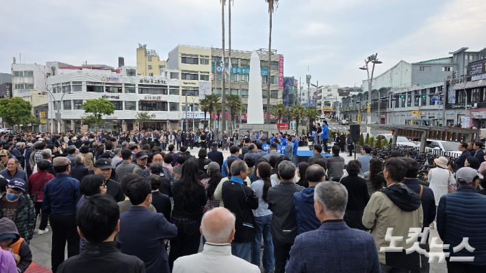 지난 2일 제주시 동문로터리 탐라문화광장에서 열린 한권 제주도의원의 재선 도전 정책발표와 선거사무소 개소식에 주민 1천여 명이 참석했다. 이인 기자