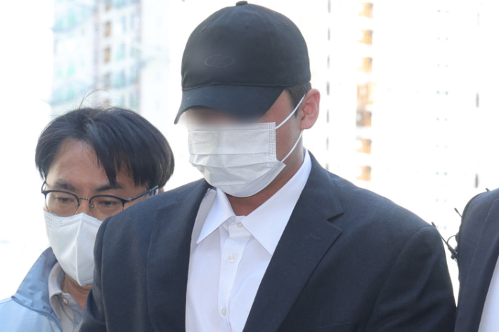 4일 오전 경기도 남양주시 의정부지방법원 남양주지원에서 김창민 영화감독 상해치사 사건 피의자가 구속 전 피의자 심문(영장실질심사)을 위해 법정으로 이동하고 있다. 연합뉴스
