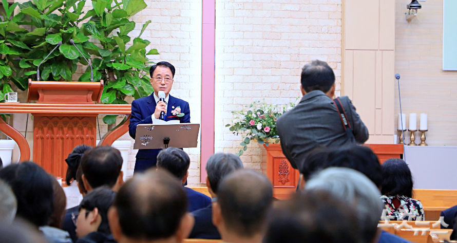 임직자들을 대표해 이광영 장로가 인사말을 하고 있다. 한세민 기자