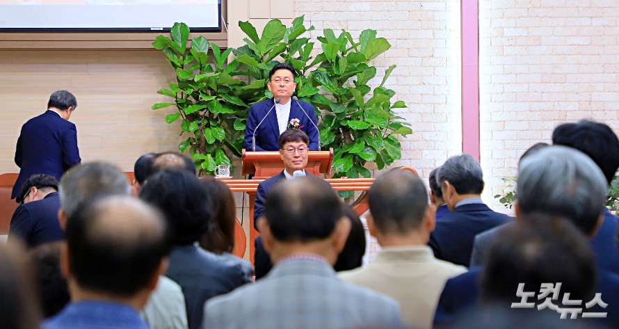 예수나무교회 임직 및 취임예식에서 최준석 담임목사가 집례를 하고 있다. 한세민 기자