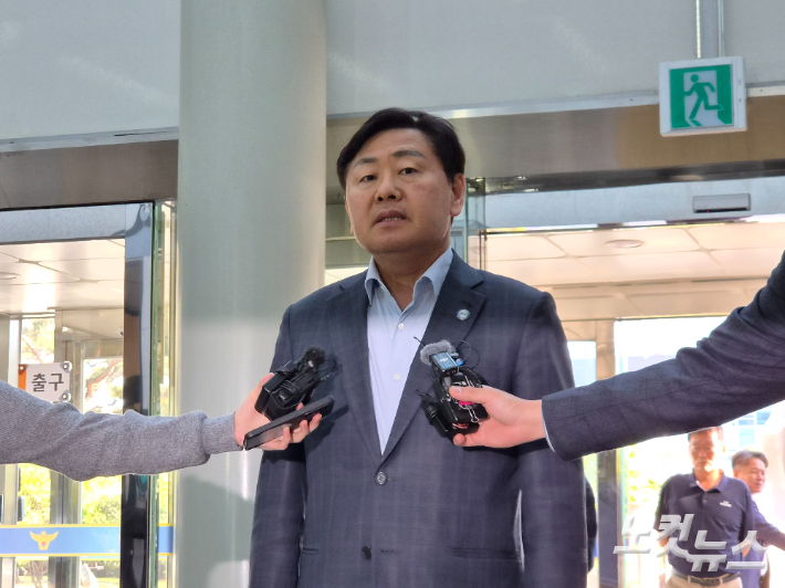 김관영 전북지사는 4일 오후 전북경찰청에 출석해 "저의 불찰로 인해 도민께 심려를 끼쳐드려 대단히 송구스럽게 생각한다"고 말했다. 김대한 기자