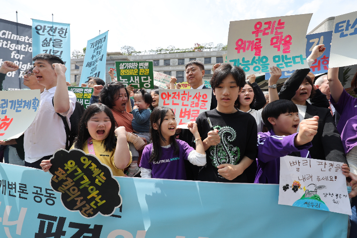 2024년 헌법재판소에서 열린 기후 헌법소원 첫 공개변론 공동 기자회견. 첫줄 오른쪽 아래가 정두리양. 연합뉴스