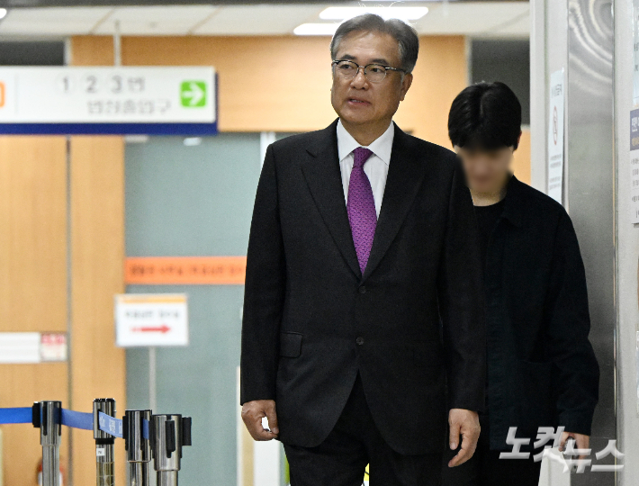 정진석 전 대통령 비서실장이 4월 17일 서울 서초구 서울중앙지방법원에서 열린 헌법재판관 미임명 혐의 관련 공판에 출석하고 있다. 류영주 기자