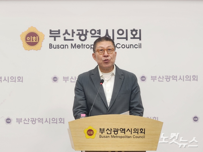 박형준 국민의힘 부산시장 후보가 지난달 부산시의회 브리핑룸에서 기자회견을 열고 공식 출마 선언을 하고 있다.  정혜린 기자
