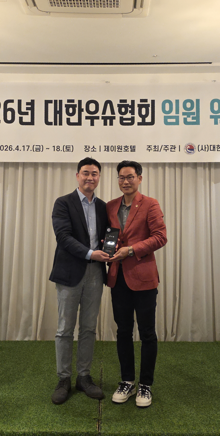 하나투어 류양길 본부장(왼쪽)과 대한우슈협회 김벽수 회장. 협회 