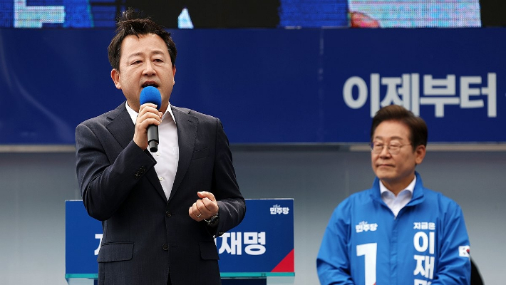 더불어민주당 이재명 당시 대선후보가 17일 광주광역시 서구 김대중컨벤션센터 광장에서 열린 집중 유세에서 이 후보 지지를 선언한 김용남 전 의원의 지지연설을 듣고 있다. 연합뉴스