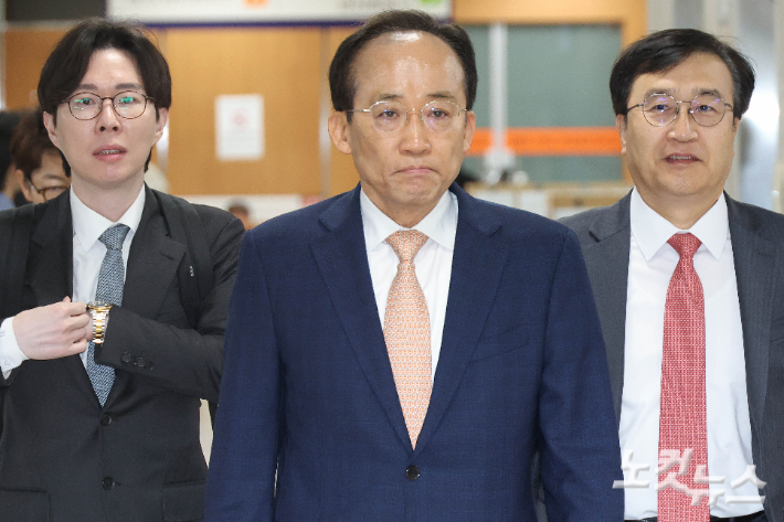 추경호 국민의힘 전 원내대표가 지난달 17일 오전 서울 서초구 서울중앙지방법원에서 열린 계엄 해제 표결 방해 혐의 관련 공판에 출석하고 있다. 류영주 기자
