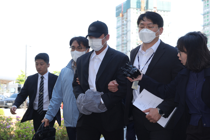 4일 오전 경기도 남양주시 의정부지방법원 남양주지원에서 김창민 영화감독 상해치사 사건 피의자(가운데)가 구속 전 피의자 심문(영장실질심사)을 위해 법정으로 이동하고 있다. 연합뉴스