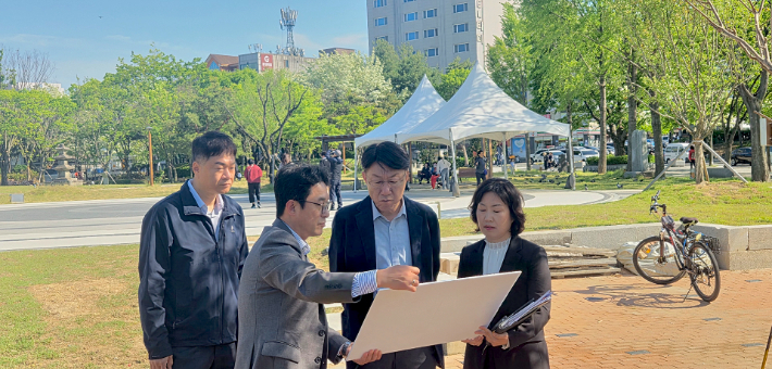 우범기 전주시장은 4일 덕진공원을 찾아 작가정원과 기업정원 조성 현장을 둘러보며 관람 동선과 시설 안전 등을 최종 점검했다. 전주시 제공