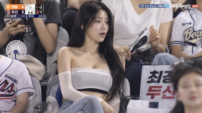 AI 제작 콘텐츠로 추정되는 영상 화면. 온라인커뮤니티 캡처