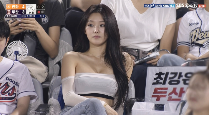 AI 제작 콘텐츠로 추정되는 영상 화면. 온라인커뮤니티 캡처