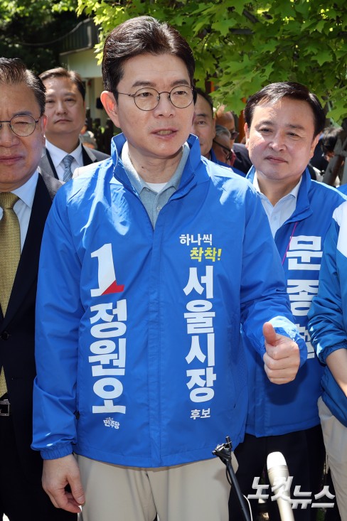 더불어민주당 정원오 서울시장 후보가 어린이날인 5일 서울 광진구 어린이대공원을 찾아 고민정, 박지원 의원들과 만나 발언을 하고 있다.