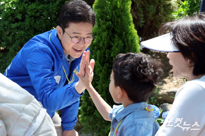 더불어민주당 정원오 서울시장 후보가 어린이날인 5일 서울 광진구 어린이대공원을 찾아 어린이와 하이파이브를 하고 있다.