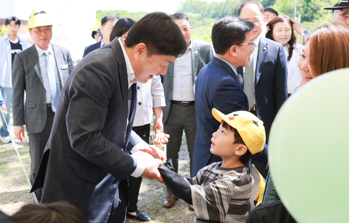김관영 전북특별자치도지사가 5일 어린이창의체험관에서 열린 '어린이날 대축제'에서 도내 어린이들과 인사를 나누고 있다. 전북특별자치도 제공