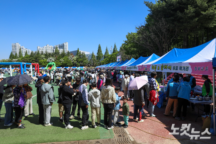 익산 중앙체육공원에서 열린 어린이날 큰잔치에서 먹거리 부스를 이용하기 위해 시민들이 줄을 서 있다. 최화랑 기자