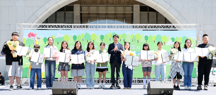 표창을 받은 모범어린이들. 전주시 제공