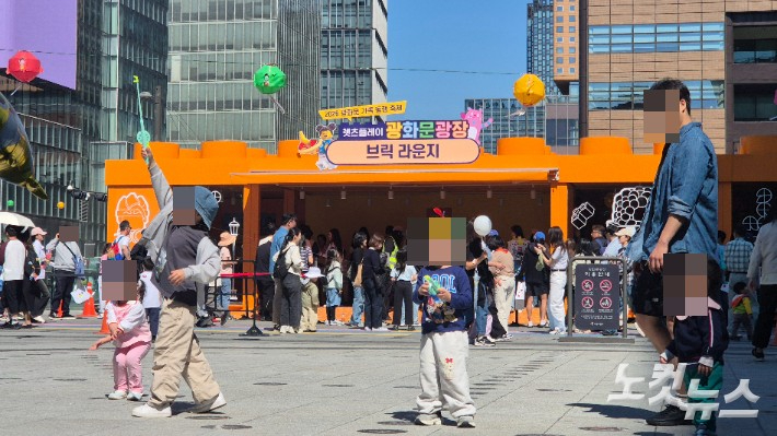 어린이날인 5일 서울 종로구 광화문 광장은 서울시와 레고코리아가 협업한 '2026 광화문 가족동행축제-렛츠플레이 광화문광장' 행사를 찾은 가족들로 가득 찼다. 송선교 기자