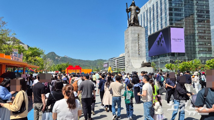 어린이날인 5일 서울 종로구 광화문 광장은 서울시와 레고코리아가 협업한 '2026 광화문 가족동행축제-렛츠플레이 광화문광장' 행사를 찾은 가족들로 가득 찼다. 송선교 기자