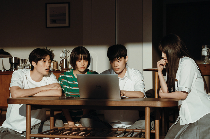 배우 강미나는 '기리고'의 관전 포인트로 "1, 2회에도 숨겨진 비밀들이 많다"며 "사람이 거짓말하면 얼굴이나 코가 붉어지는 등의 장면이 숨어 있다"고 소개했다. 이어 "임나리가 언제부터 권시원에게 잠식당했는지를 유심히 보시면 재미있을 것"이라고 밝혔다. 넷플릭스 제공