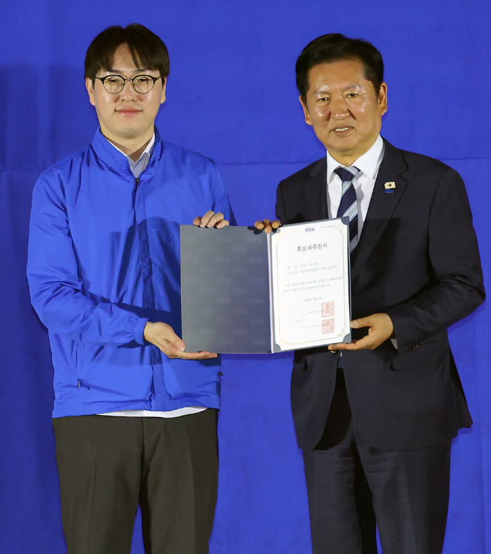 4일 오전 부산 동구 부산항국제전시컨벤션센터에서 열린 더불어민주당 제9회 전국동시지방선거 부산·울산·경남 공천자대회에서 정청래 대표가 하정우 북갑 보궐선거 예비후보에게 공천장을 수여하고 있다. 연합뉴스