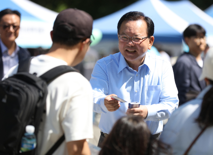 더불어민주당 김부겸 대구시장 예비후보가 어린이날인 5일 대구 수성구 대구 어린이세상(구.어린이회관)에서 열린 어린이 큰잔치에서 시민들과 인사를 하고 있다. 연합뉴스
