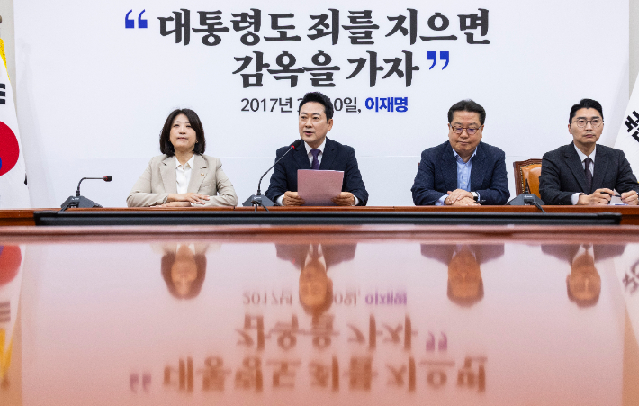 국민의힘 장동혁 대표가 5일 국회에서 열린 기자간담회에서 여권이 추진중인 '검찰 조작기소' 특검 관련해 강력히 비판하고 있다. 연합뉴스