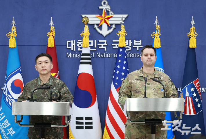 장도영 합동참모본부 공보실장과 라이언 도날드 주한미군사 공보실장이 25일 오후 서울 용산구 국방부에서 2026 자유의방패(FS) 연습 계획 관련 공동브리핑을 하고 있다. 류영주 기자