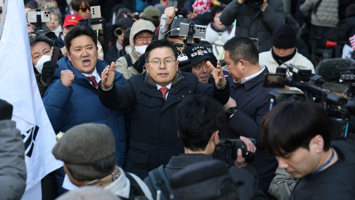 황교안 전 국무총리가 19일 서초구 서울중앙지방법원 앞에서 열린 윤석열 전 대통령 지지자 집회에 참석해 구호를 외치고 있다. 연합뉴스