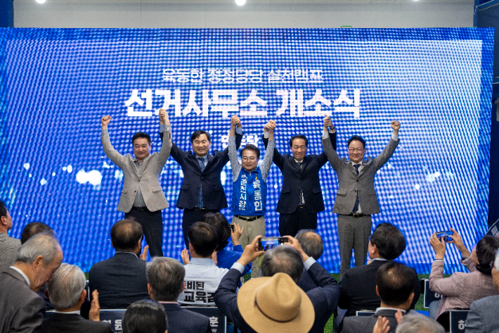 더불어민주당 우상호 강원도지사 예비후보가 5일 육동한 춘천시장 예비후보 선거사무소 개소식에 참석해 강원도와 춘천시의 긴밀한 협력을 다짐했다. 우상호 예비후보 제공 