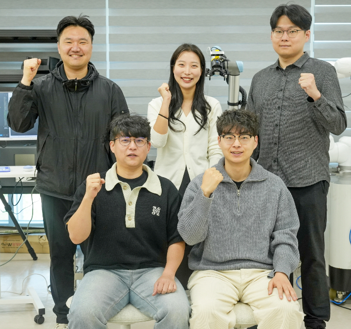 KERI 이주경 박사(왼쪽아래) 연구팀이 자율제조 다중 에이전트 AI 기술을 개발했다. 전기연구원 제공 