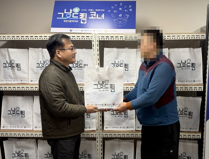 그냥드림 사업 꾸러미 배부. 태안군 제공