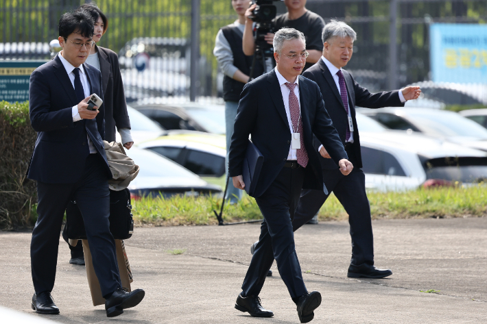권창영 2차 종합특별검사팀이 6일 연평도 검증영장 집행을 위해 정부과천청사 인근에서 헬기 탑승을 위해 이동하고 있다. 연합뉴스