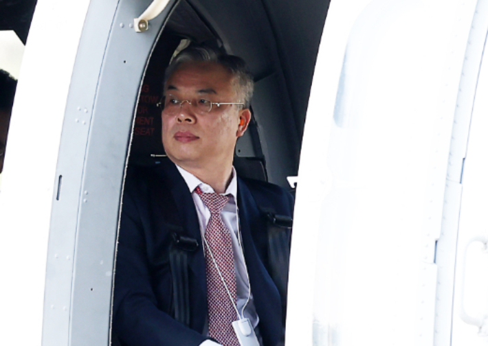 권창영 종합특별검사가 6일 연평도 검증영장 집행을 위해 정부과천청사 인근에서 헬기에 탑승해 있다. 연합뉴스