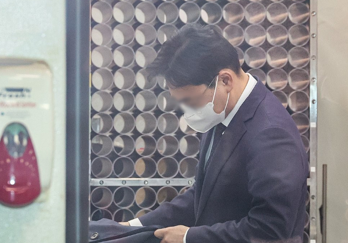 특정범죄 가중처벌법상 뇌물 수수 혐의를 받는 A 부장판사가 23일 서울중앙지법에서 열린 구속 전 피의자심문(영장실질심사)에 출석하고 있다. 연합뉴스
