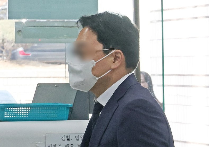 특정범죄 가중처벌법상 뇌물 수수 혐의를 받는 A 부장판사가 23일 서울중앙지법에서 열린 구속 전 피의자심문(영장실질심사)에 출석하고 있다. 연합뉴스