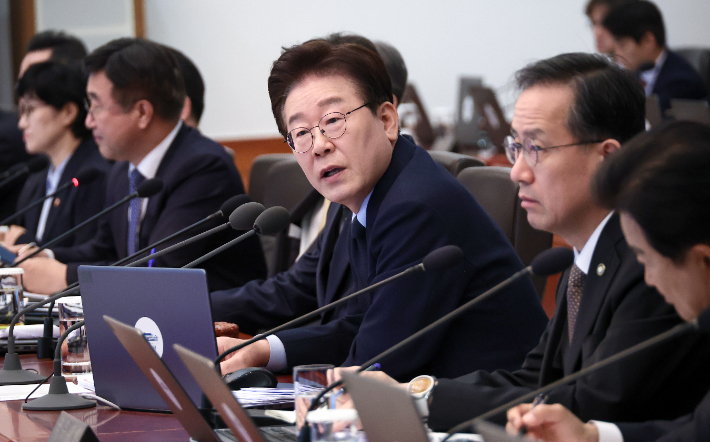 이재명 대통령이 6일 청와대에서 열린 국무회의 겸 비상경제점검회의에서 발언하고 있다. 연합뉴스