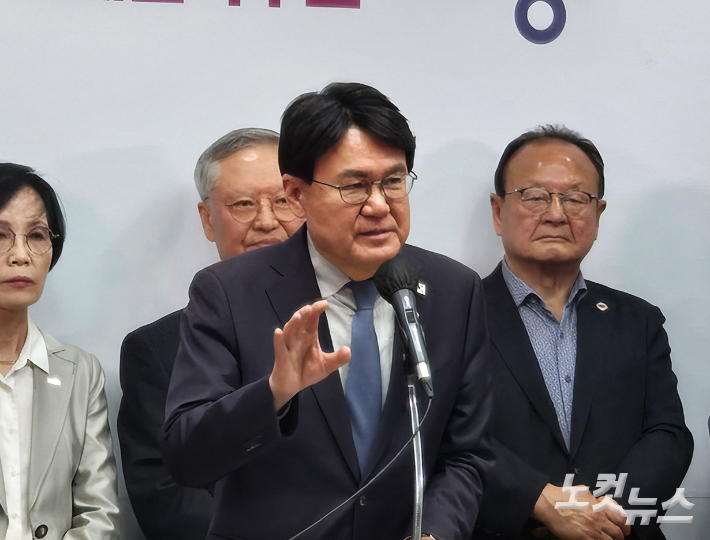 기자회견에 참석한 황운하 의원이 행정수도 특별법 입법 공청회에 대해 설명하고 있다. 고형석 기자