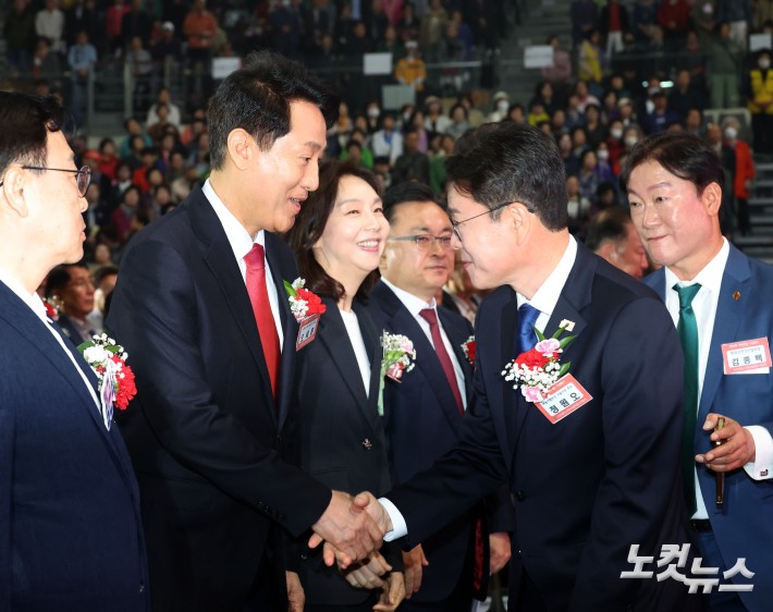 어버이날 행사에서 만난 정원오-오세훈