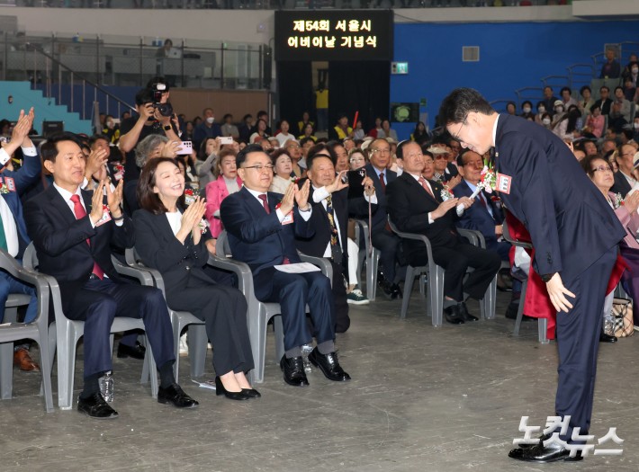 인사하는 정원오-박수치는 오세훈