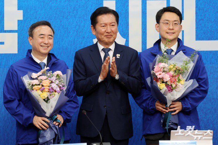 더불어민주당 정청래 대표가 6일 서울 여의도 국회에서 열린 발탁인재 환영식에서 인재로 선정된 박지원 최고위원과 임문영 대통령 직속 국가인공지능전략위원회 부위원장에게 당점퍼를 전달하고 기념촬영을 하고 있다.
